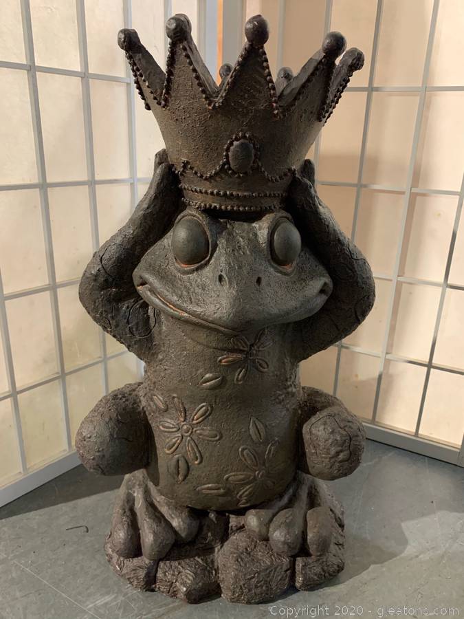 resin frog statue