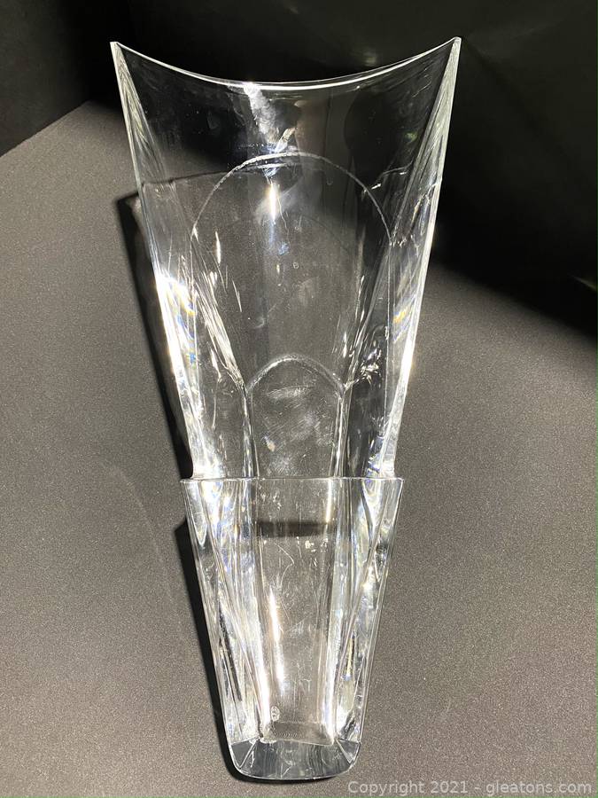 Baccarat Diva Vase (Medium) Auction | Gleaton's, Metro Atlanta