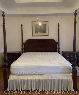 Immaculate Henredon Natchez Collection Four Poster Mahogany King Size Bed and Mattress Set 