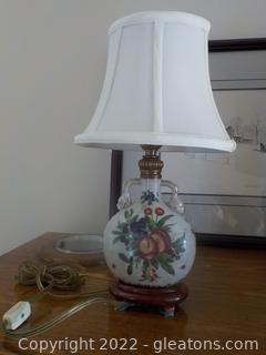 Elegant Table Lamp with  Floral Motif (Crackle Ceramic)