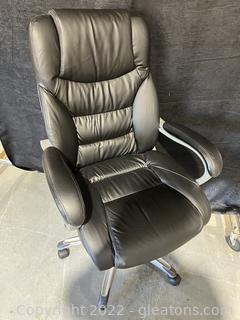 Faux Leather Swivel Office Chair in Black 
