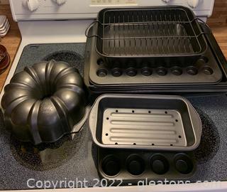 Various Pieces of Ovenware Including Nordicware and Hoffritz (14pc) 