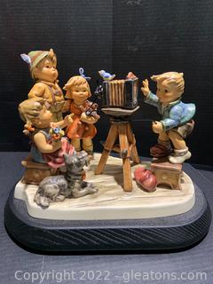 Limited Edition 25th Anniversary Hummel “Picture Perfect” Figurine #2100