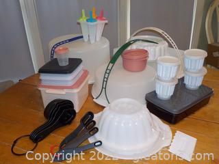 Tupperware & A Few Other Plasticware Pieces 