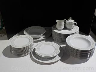 Set of Four Crown China, Claridge Pattern, from Japan (39 Pieces) 