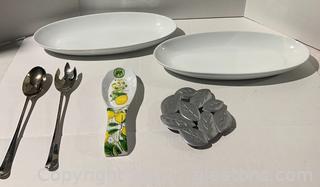 Six Pieces of Kitchenware Including a Melamine Spoon Rest 