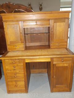Antique Oak Gentleman’s Desk Very Nice, Sturdy Piece 