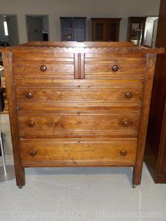 Gorgeous Antique Oak Chest of Drawers (4 Drawers) with Beautiful Design and Scrolling 