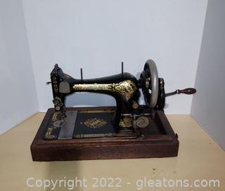 Singer V556020 Hand Crank Sewing Machine in Wooden Case