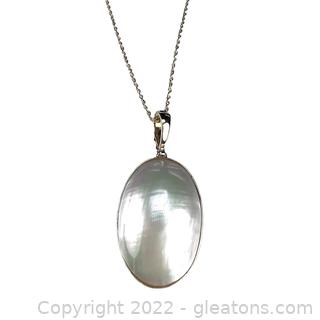 Pretty 14kt Yellow Gold Mother of Pearl Necklace