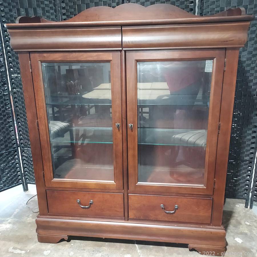 Broyhill lighted curio cabinet discount