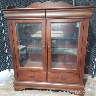 Lovely Broyhill Lighted Curio/Display Cabinet 