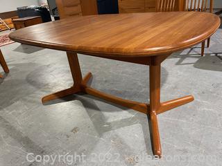 Beautiful Benny Linden Design Mid Century Danish Teak Dining Table (photos show with leaf and without leaf)