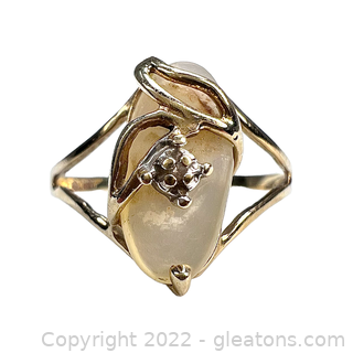 10kt Yellow Gold Vintage Mother of Pearl and Diamond Ring