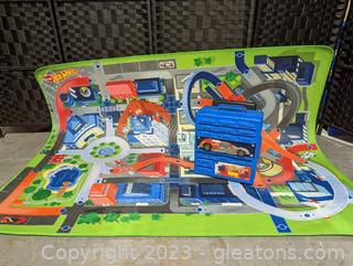 Hot Wheels Mega Playmat & 90S Rolling Carry Case