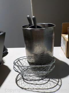Ice Scoops (3); Scoop Holder; 2 Wire French Fry Baskets