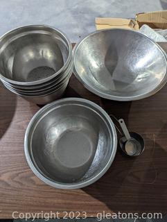 6 Stainless Steel Non Skid Base Mixing Bowl Plus Extra Mixing Bowl 