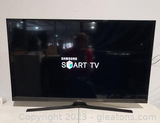 Samsung Model UN43J5200A FX2A Smart 43” Flat TV on Stand