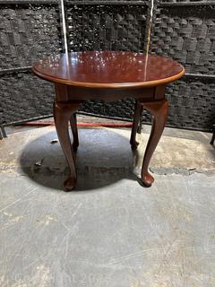 Very Nice Oval Accent Table w/Queen Anne Legs 