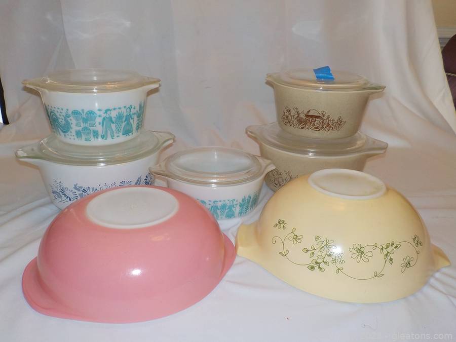 Sold at Auction: 2 Pyrex Glass Bowls With Lids