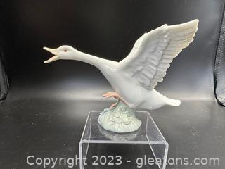 Lladro Goose Taking Flight w/Open Wings Porcelain Figurine 