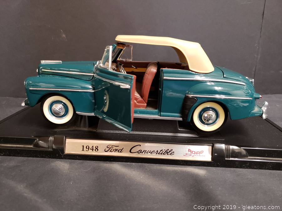 Vintage Cast Iron 1948 Ford Convertible (Road Signature) Car