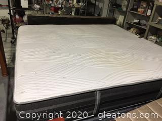 King Size Beauty Rest Black Hybrid Gladney Extra Firm Mattress and Sterns & Foster Box Springs