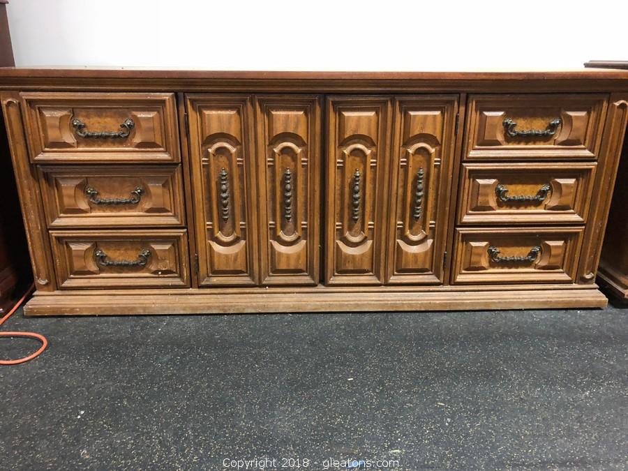 Gleaton S The Marketplace Auction Furniture And Decorative